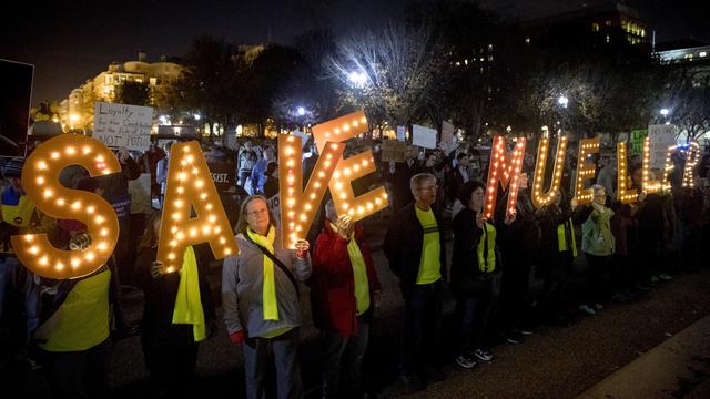 Des manifestants appellent à "sauver Mueller", devant la Maison Blanche à Washington, ce 8 novembre 2018. [AP - ANDREW HARNIK]