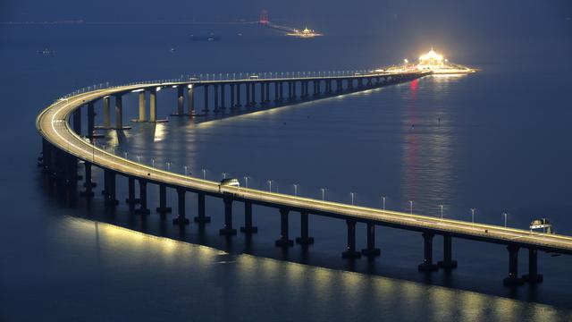 Le pont inauguré entre Hong Kong et Macao est le plus long du monde. [AP Photo/Keystone - Kin Cheung]