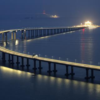Le pont inauguré entre Hong Kong et Macao est le plus long du monde. [AP Photo/Keystone - Kin Cheung]