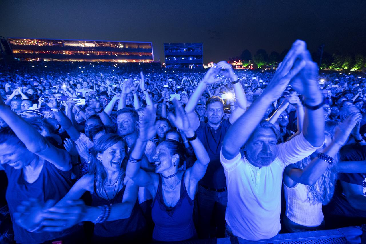 La foule pour le concert de Depeche Mode à Paléo. [Keystone - Laurent Gillieron]