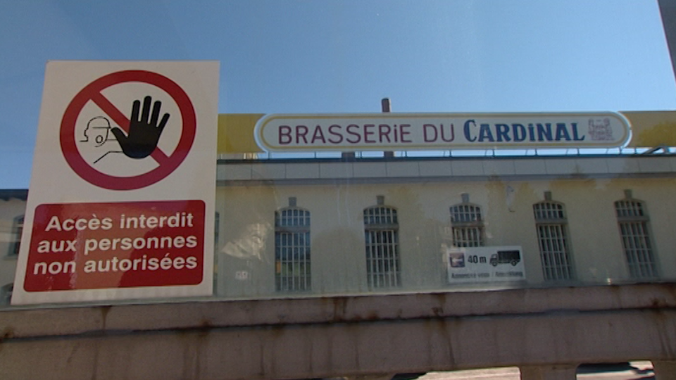 2010: c'est la fin de la brasserie du Cardinal à Fribourg. [RTS]