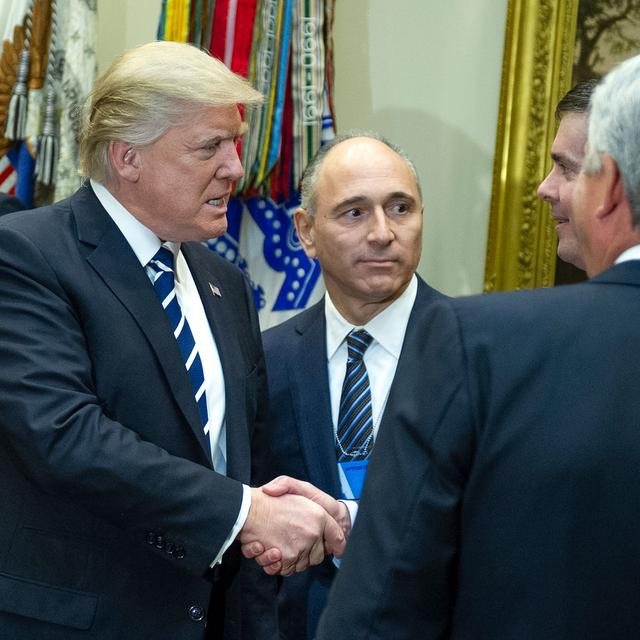 Donald Trump et Joseph Jimenez (Novartis) à la Maison Blanche en janvier 2017. [Consolidated News Photos/DPA/AFP - Ron Sachs]