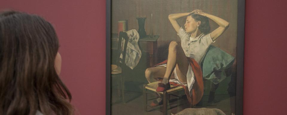 "Thérèse rêvant", un tableau de Balthus datant de 1938 est exposé par la Fondation Beyeler à Riehen, Bâle, jusqu'au 1er janvier 2019. [Keystone - Patrick Straub]