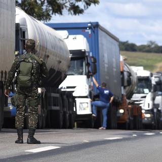 Le blocus des routes a entraîné une paralysie quasi générale pendant une semaine au Brésil. [AGIF/AFP - Mateus Bonomi]
