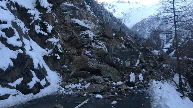 Un éboulement a bloqué la route du col de la Forclaz. [Police cantonale valaisanne]