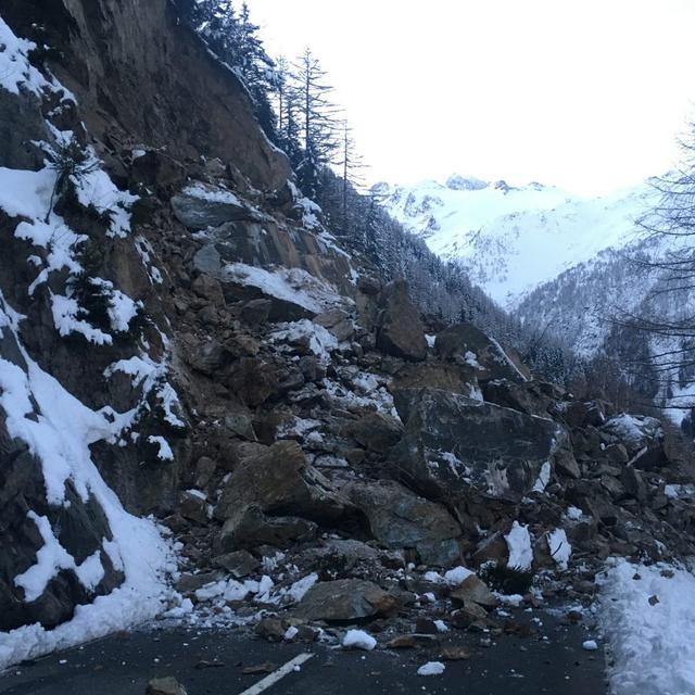 Un éboulement a bloqué la route du col de la Forclaz. [Police cantonale valaisanne]