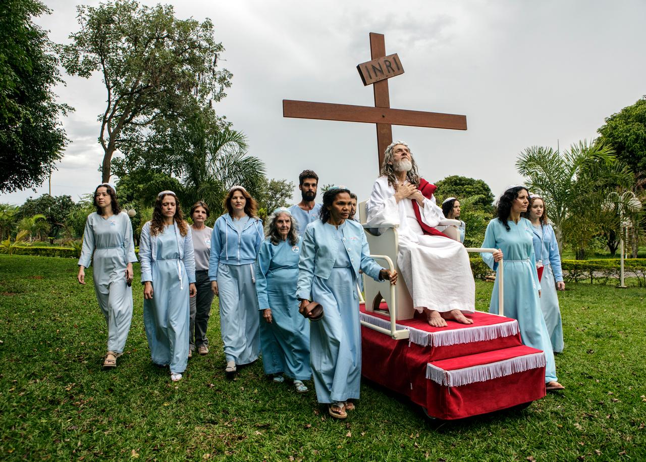 INRI Cristo est promené autour du complexe sur un piédestal sur roues. INRI sont les initiales que Ponce Pilate fit écrire en haut de la croix de Jésus, et signifient: Jésus Christ, Roi des Juifs. Brésil, 2014. [Magnum Photos - Jonas Bendiksen]