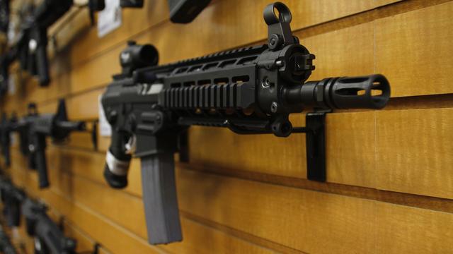 Une arme automatique en vente dans un magasin de l'Arizona. [Reuters - Joshua Lott]