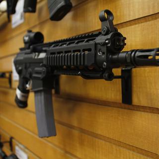 Une arme automatique en vente dans un magasin de l'Arizona. [Reuters - Joshua Lott]