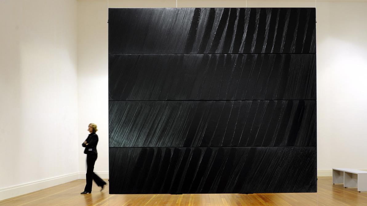 Une oeuvre de Pierre Soulages intitulée "Peinture 324 x 362 centimètres, 1985" [Keystone - Michael Gottschalk/dapd]