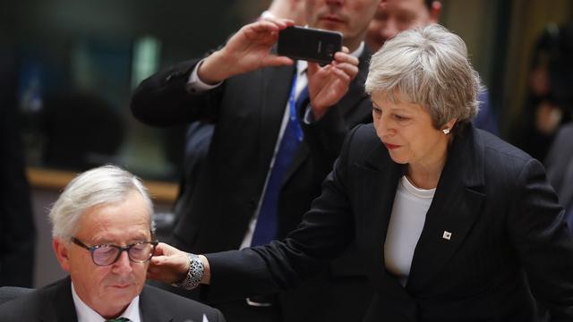 La Première ministre britannique Theresa May, ici avec le président de la Commission européenne Jean-Claude Juncker, a demandé l'aide des dirigeants européens pour faire signer l'accord de Brexit. [AP Photo - Alastair Grant]