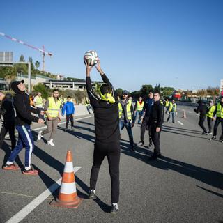 Des gilets jaunes jouent au football sur une autoroute bloquée en novembre dernier. [afp - Frederic Dides / Hans Lucas]