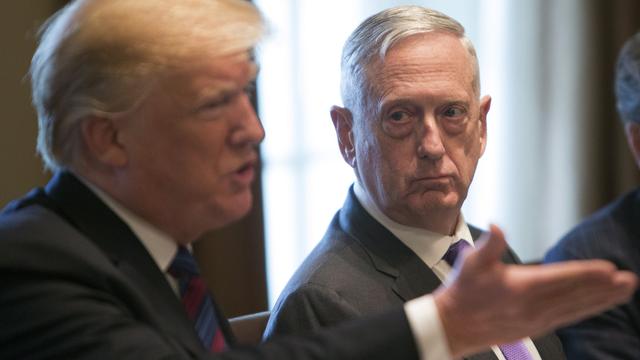 Donald Trump aux côtés de James Mattis. [EPA/Keystone - Chris Kleponis]