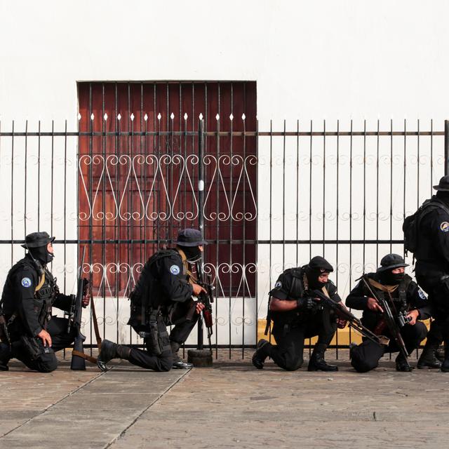 Des membres des forces spéciales nicaraguayennes à l'assaut d'une église de Masaya où s'étaient retranchés des manifestants le 13 juillet. [Reuters - Oswaldo Rivas]