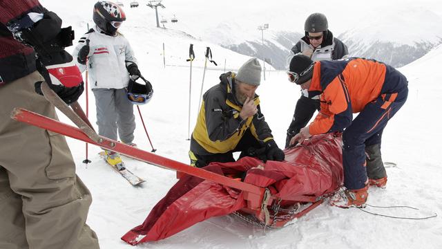 Une prise en charge après un accident sur le domaine skiable de Davos (photo prétexte). [Keystone - Arno Balzarini]