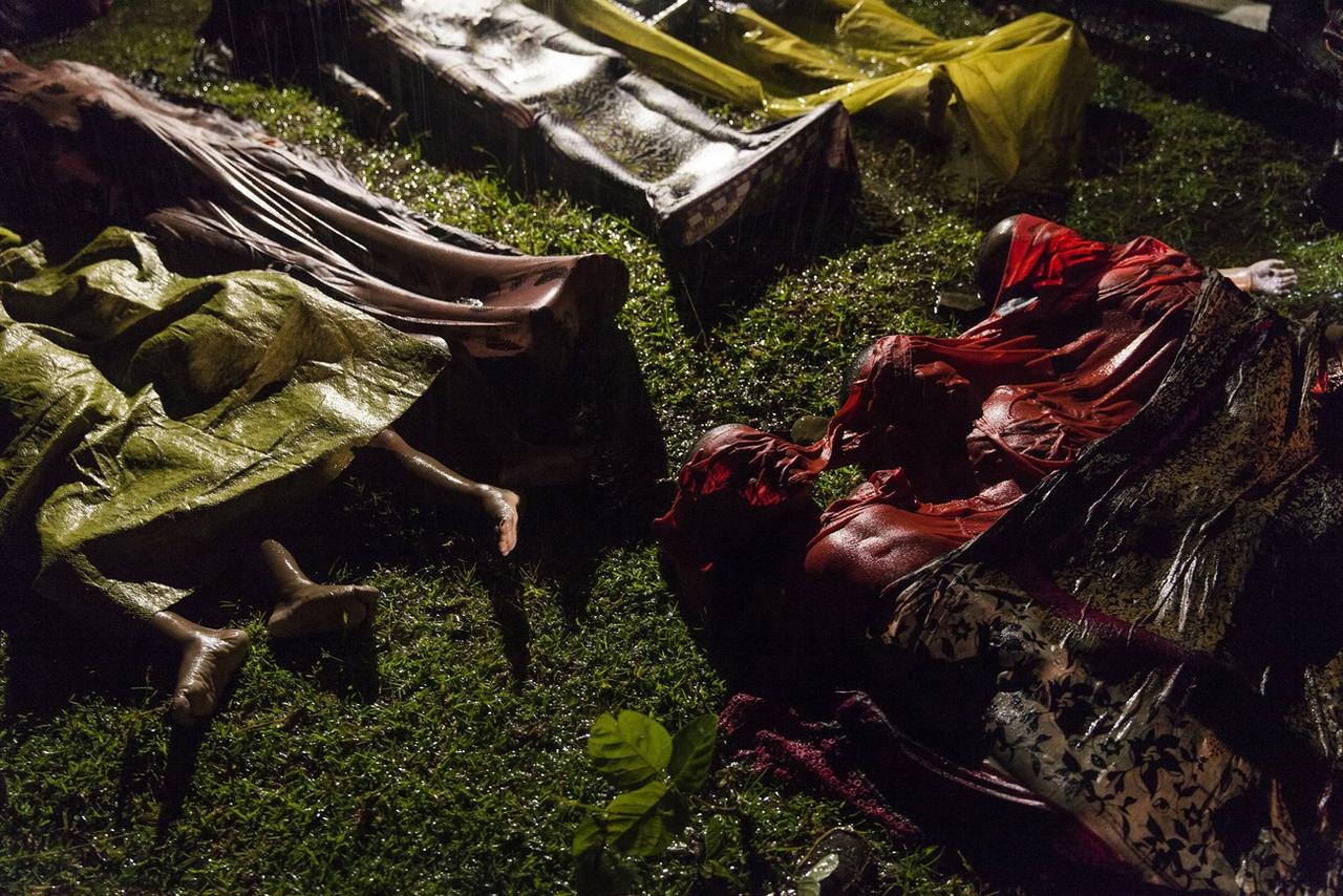 Les corps de réfugiés Rohingyas transportés après le naufrage de leur bateau à proximité de Cox's Bazar, au Bangladesh. [Panos Pictures - Patrick Brown]