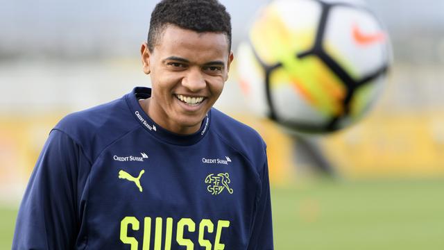 Le jeune défenseur Manuel Akanji peut prétendre à une place de titulaire au sein de l'équipe de Suisse de football. [Keystone - Laurent Gillieron]