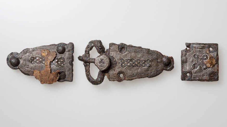 La ceinture est rehaussée d’incrustations de fils et de plaques d’argent. 600-630 apr. J.-C. [KANTONSARCHÄOLOGIE SOLOTHURN - C. Leuenberger (Soleure)]