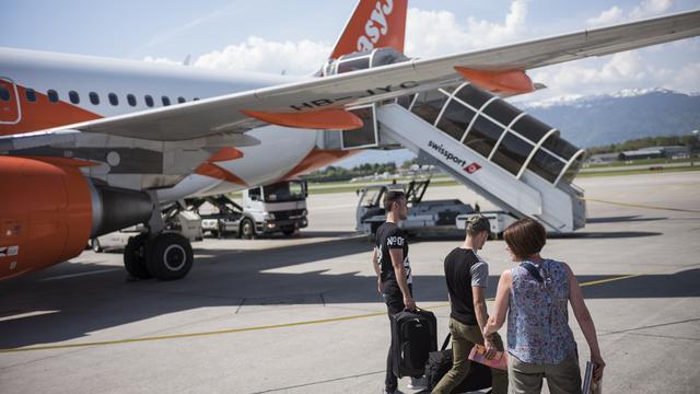 Les passagers à la sortie d'un vol Easyjet sur le tarmac de l'aéroport de Cointrin (GE). (image d'illustration) [Keystone - Alessandro della Valle]