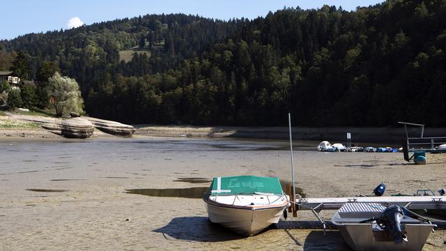 Le Lac des Brenets (NE) est à sec depuis plusieurs semaines. [Keystone - Anthony Anex]