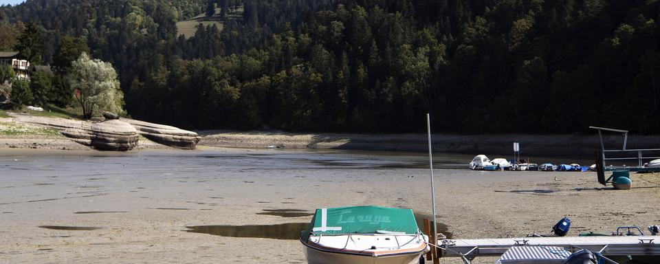 Le Lac des Brenets (NE) est à sec depuis plusieurs semaines. [Keystone - Anthony Anex]