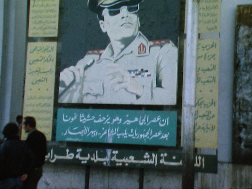 Dans la rue, un portrait du colonel Kadhafi.