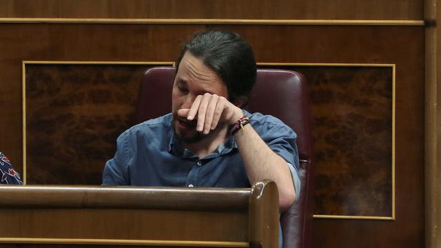 Le leader du mouvement Podemos, Pablo Iglesias, submergé par l'émotion en évoquant les victimes du franquisme au Parlement espagnol mercredi. [EPA/Keystone - J.J. Guillen]