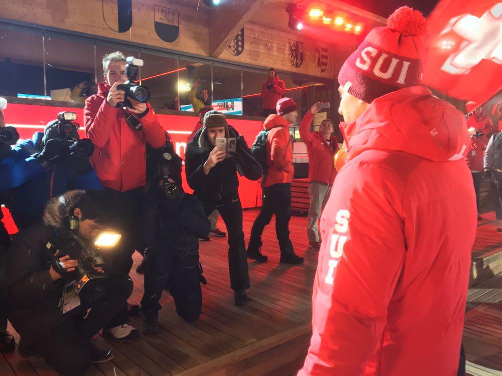 Dario Cologna pose devant les nombreux journalistes. [Galaud]