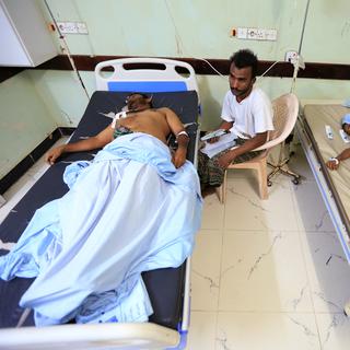 Deux hommes blessés par des tirs de roquettes dans la ville d'Hodeida. [Abduljabbar Zeyad]