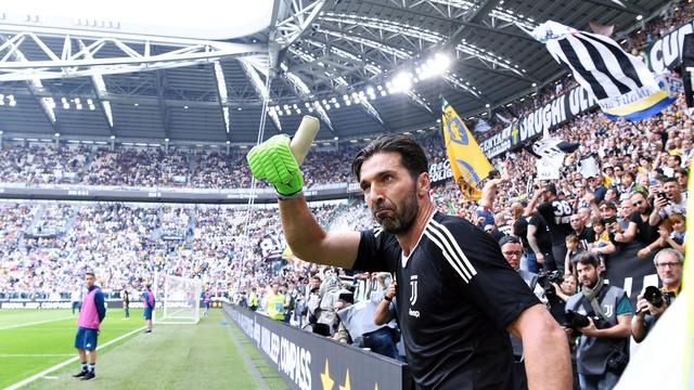 Gianluigi Buffon salue les supporters de la Juventus lors de son entrée sur la pelouse pour l'échauffement. [EPA/Keystone - Alessandro Di Marco]