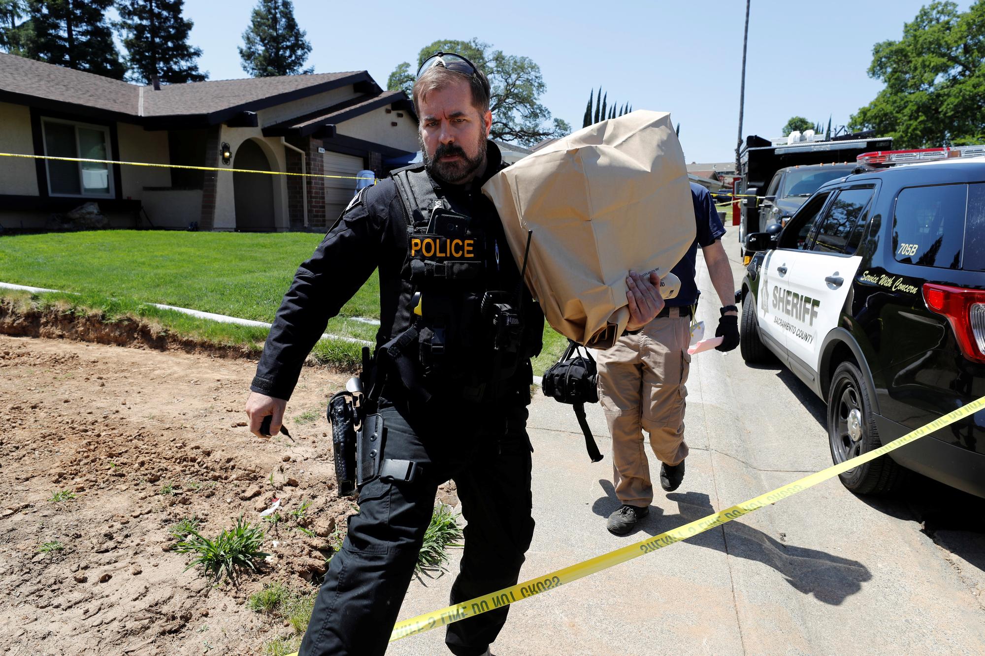 Un policier emporte un sac de preuve de la maison de Joseph James DeAngelo, à Citrus Heights, en Californie. [Reuters - Fred Greaves]