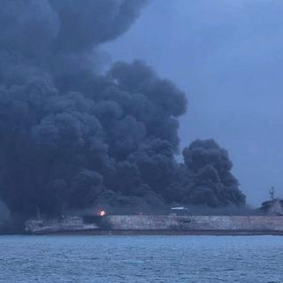 Le pétrolier iranien en feu. [EPA/Keystone - Garde-côtes sud-coréens]