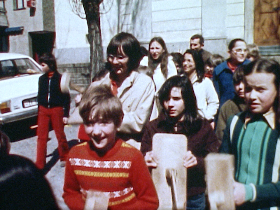 Les enfants de Faido au Tessin défilent au son des tapolets en 1980. [RTS]