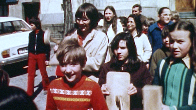 Les enfants de Faido au Tessin défilent au son des tapolets en 1980. [RTS]