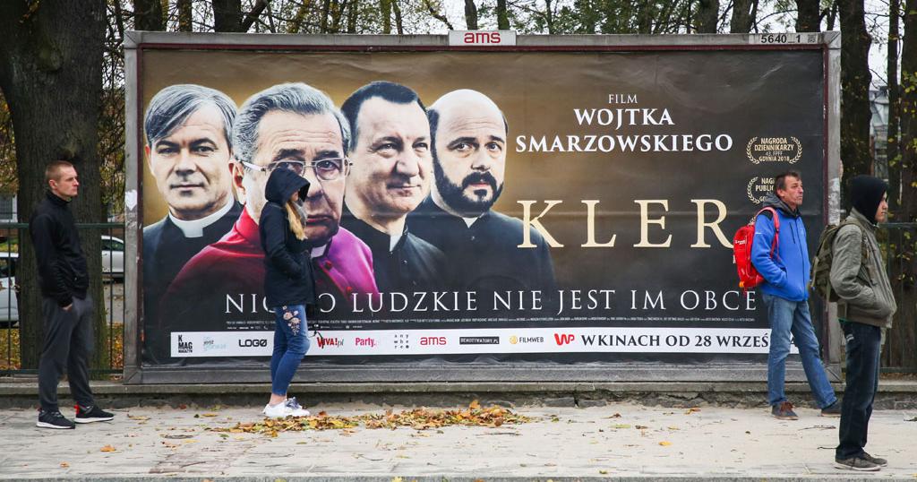 „Kler” to kontrowersyjny film, który wstrząsa polskim Kościołem katolickim – rts.ch