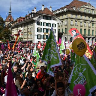 Vingt mille manifestants à Berne pour l'égalité salariale. [RTS - Gaël Klein]