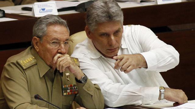 Les président et vice-président cubains Raul Castro et Miguel Diaz-Canel, le 6 juillet 2013. [AP/Keystone - Ismael Francisco]