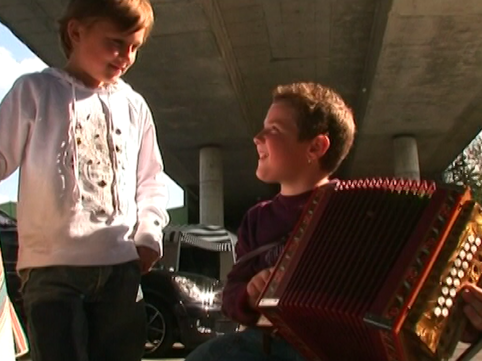 Enfants tsiganes jouant de l'accordéon en 2008. [RTS]