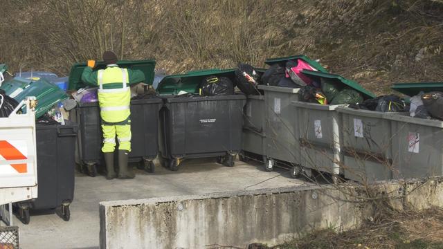 Des containers à poubelle à La Cluse-et-Mijoux, commune du Doubs en France voisine. [RTS - DR]