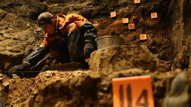 Un archéologue au travail dans la grotte de Denisova dans les montagnes de l'Altaï en Sibérie. [Sputnik/AFP - Alexandr Kryazhev]