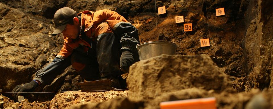 Un archéologue au travail dans la grotte de Denisova dans les montagnes de l'Altaï en Sibérie. [Sputnik/AFP - Alexandr Kryazhev]