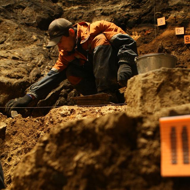 Un archéologue au travail dans la grotte de Denisova dans les montagnes de l'Altaï en Sibérie. [Sputnik/AFP - Alexandr Kryazhev]