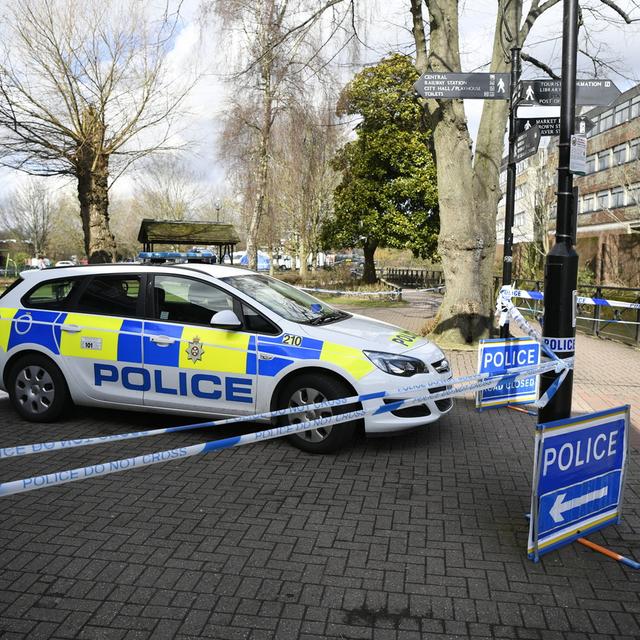 Une voiture de police derrière un cordon de sécurité à Salisbury, où Sergei Skripal a été empoisonné. [Keystone - Neil Hall]