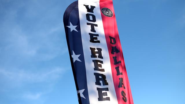 Un drapeau devant un bureau de vote pour les élections législatives de mi-mandat à Dallas, au Texas. [Reuters - Mike Segar]