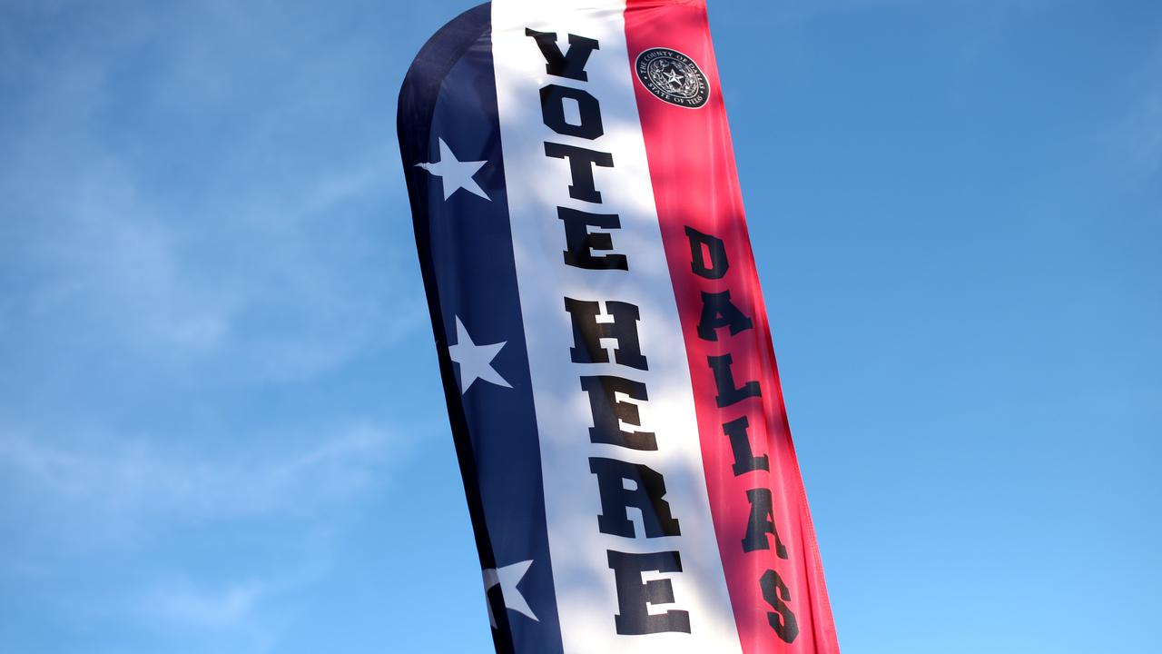 Un drapeau devant un bureau de vote pour les élections législatives de mi-mandat à Dallas, au Texas. [Reuters - Mike Segar]