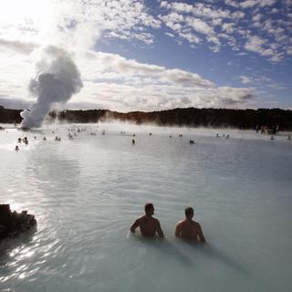 Des touristes dans les sources chaudes proche de Grindavik, en Islande. [Reuters - Bob Strong]