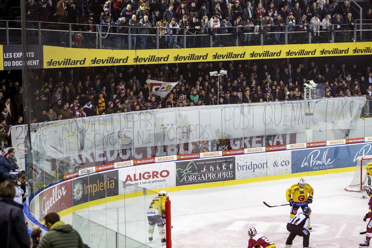 Les supporters du GSHC n'ont pas tardé à faire part de leur mécontentement. [KEYSTONE - Salvatore Di Nolfi]