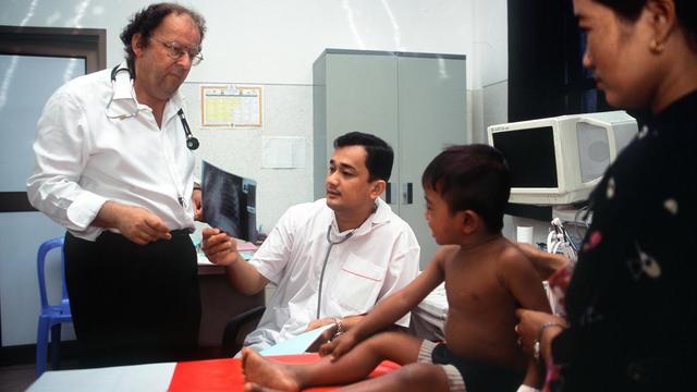 Le pédiatre zurichois Beat Richner lors d'une consultation à l'hôpital pédiatrique Jayavarman VII à Siem Reap, au Cambodge, en 2001. [Keystone - Gary Kieffer]