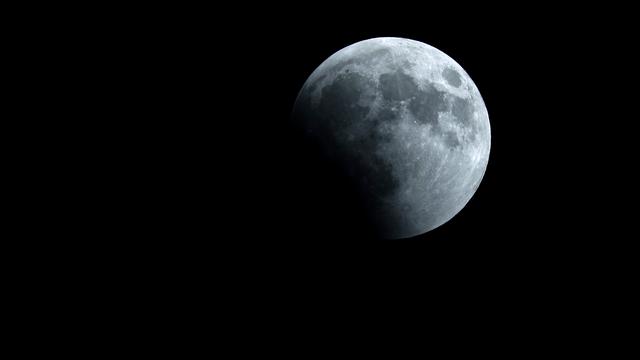 Des scientifiques de la NASA ont confirmé la présence d'eau glacée sur la Lune. [AFP - Joseph Eid]