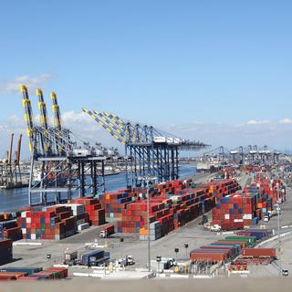 Le port de Los Angeles est l'un des plus importants des Etats-Unis. [Keystone - EPA/Andrew Gombert]